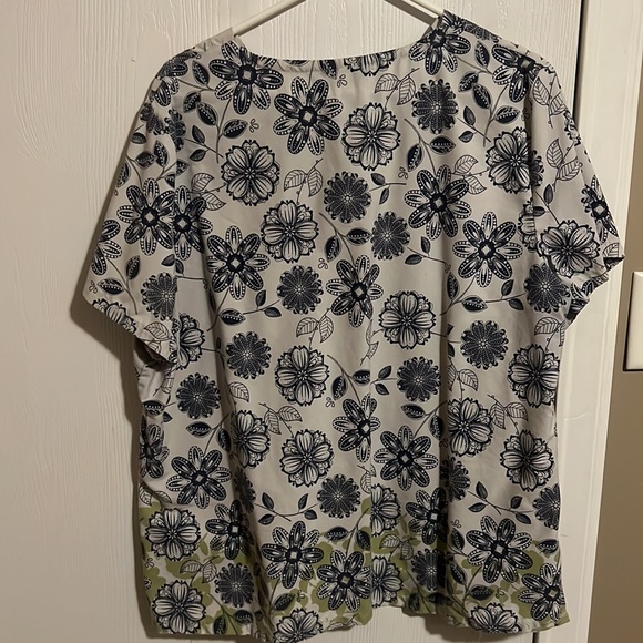 No longer wear scrubs. XL - Picture 2 of 2